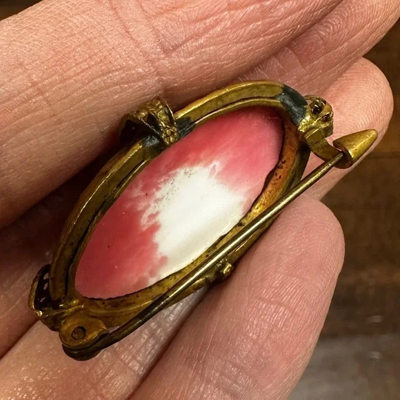 Vintage pink coral oval stone brooch set in gold tone hardware Czech - Picture 8 of 13